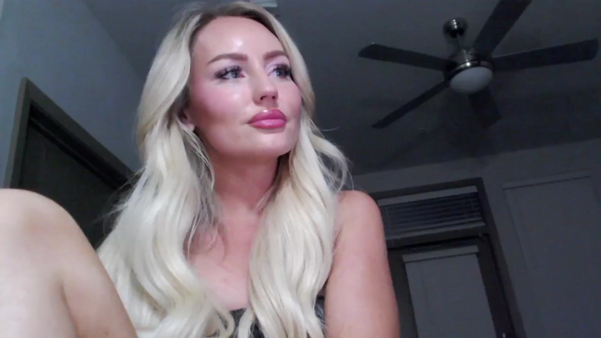 Gallery image thumbnail from Officialelsa's myfreecams stream on, 10/26/2024, 04:55 image 1 of 20