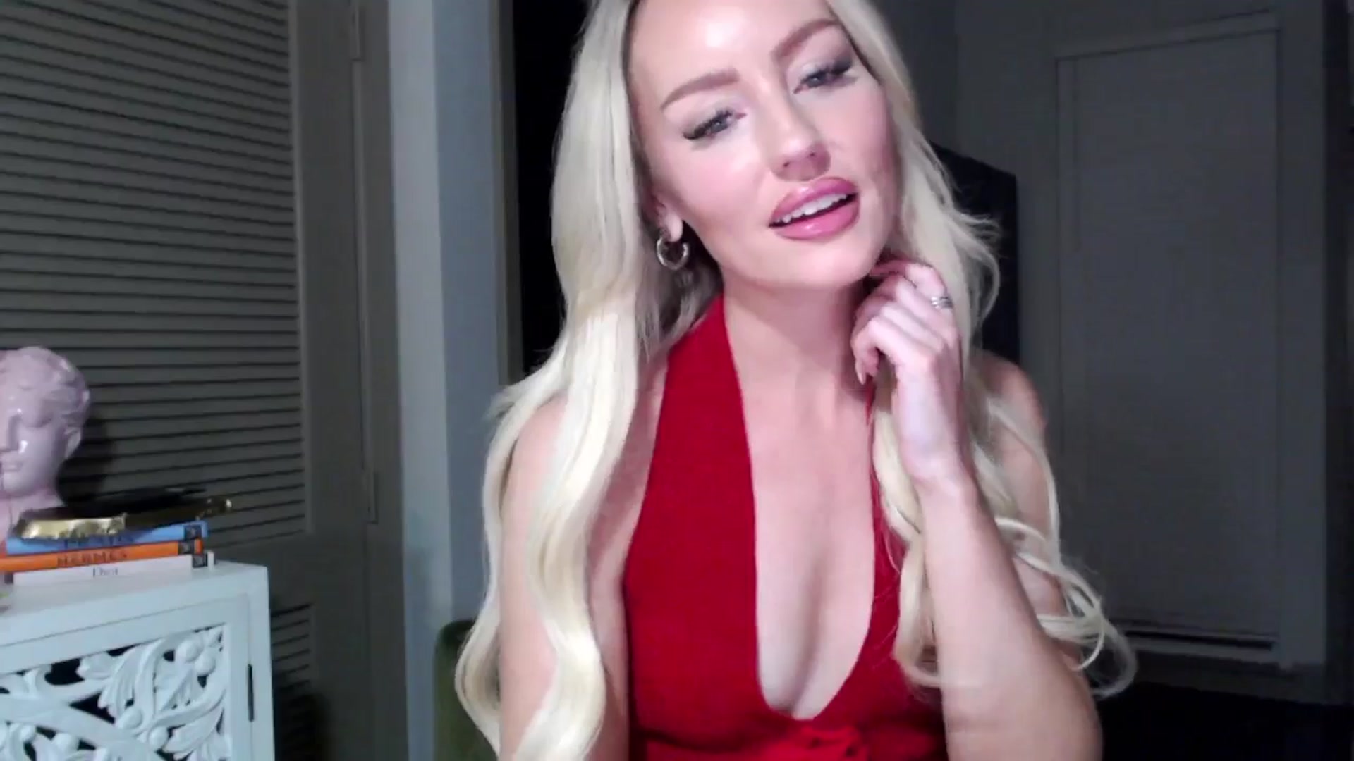 Gallery image thumbnail from Officialelsa's myfreecams stream on, 10/29/2024, 02:39 image 8 of 20
