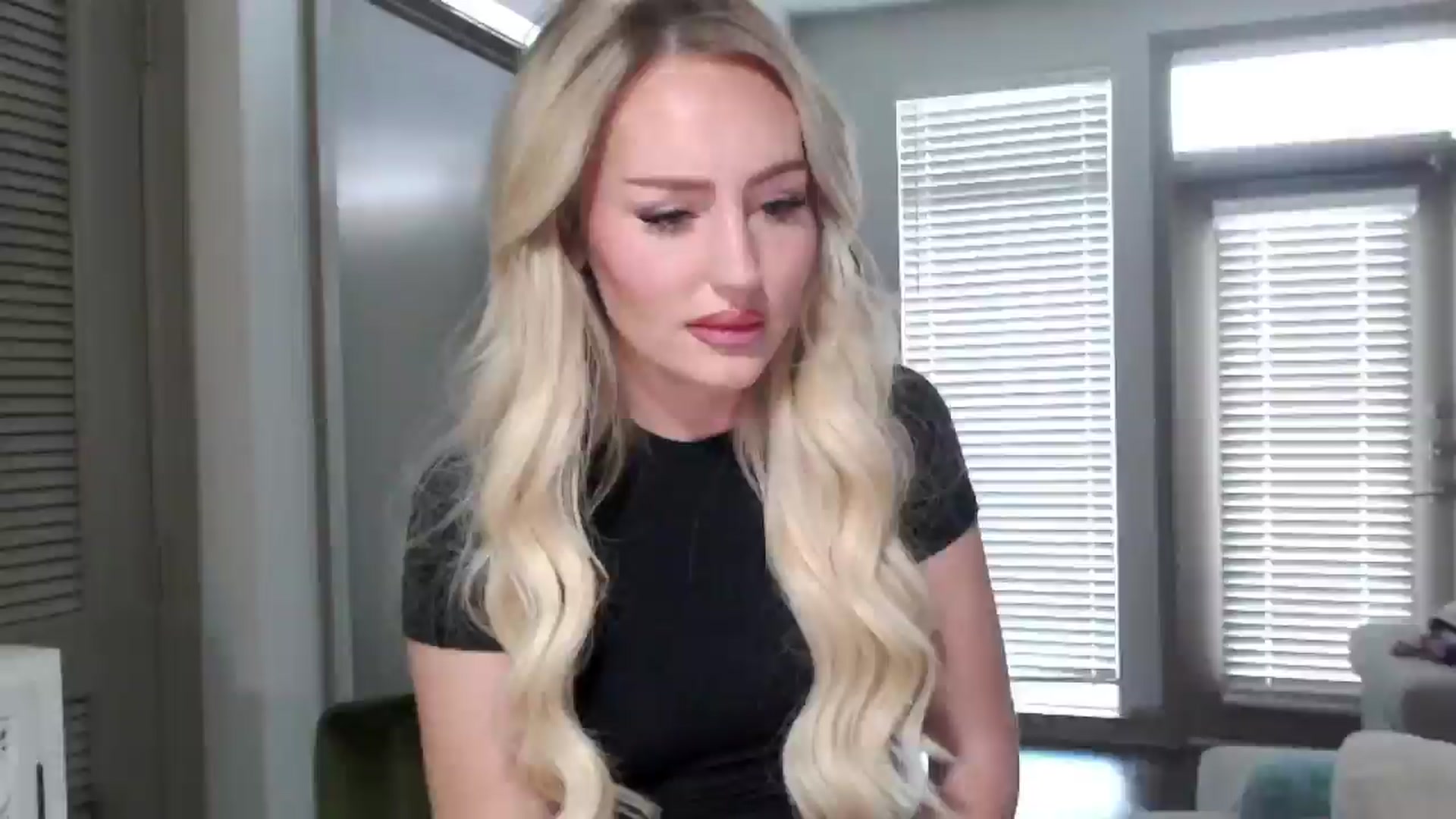 Gallery image thumbnail from Officialelsa's myfreecams stream on, 10/30/2024, 21:04 image 14 of 20