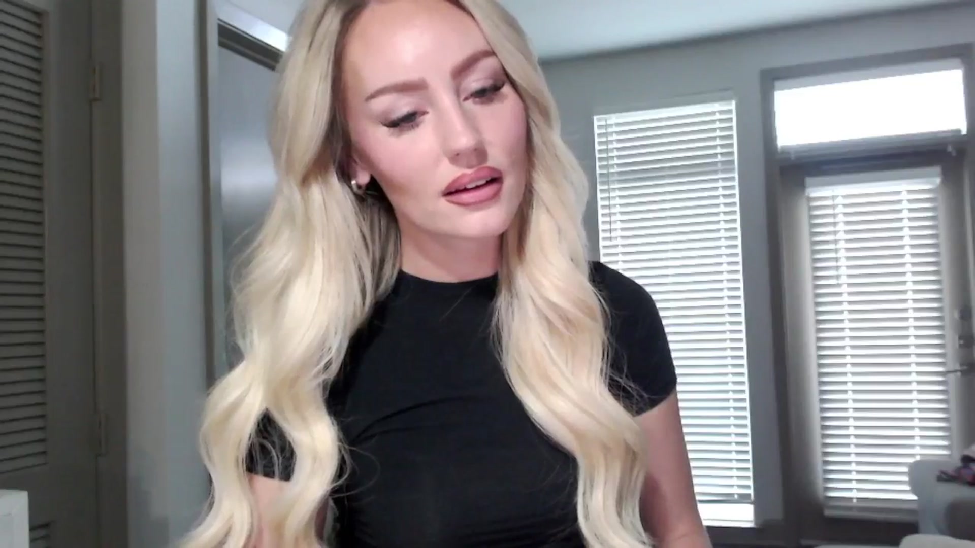 Gallery image thumbnail from Officialelsa's myfreecams stream on, 10/30/2024, 21:04 image 17 of 20