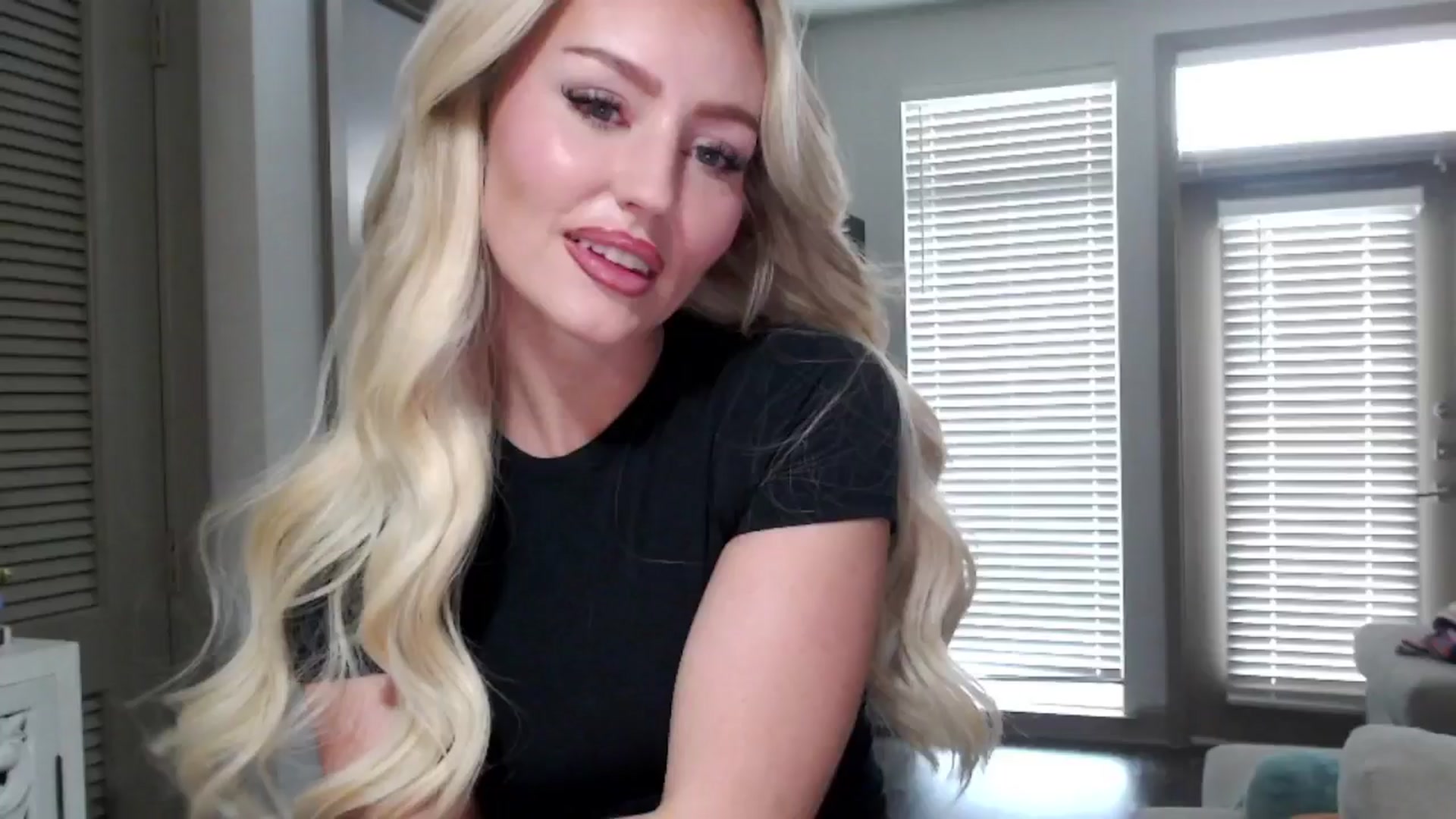 Gallery image thumbnail from Officialelsa's myfreecams stream on, 10/30/2024, 21:04 image 2 of 20