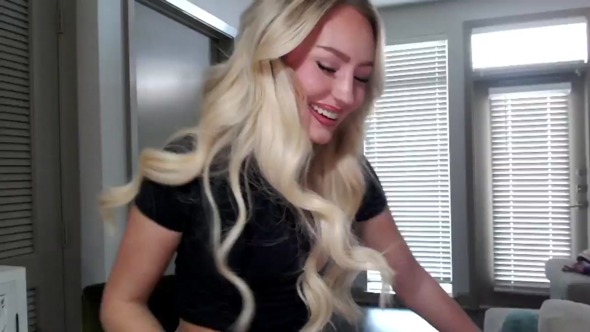 Gallery image thumbnail from Officialelsa's myfreecams stream on, 10/30/2024, 21:04 image 9 of 20
