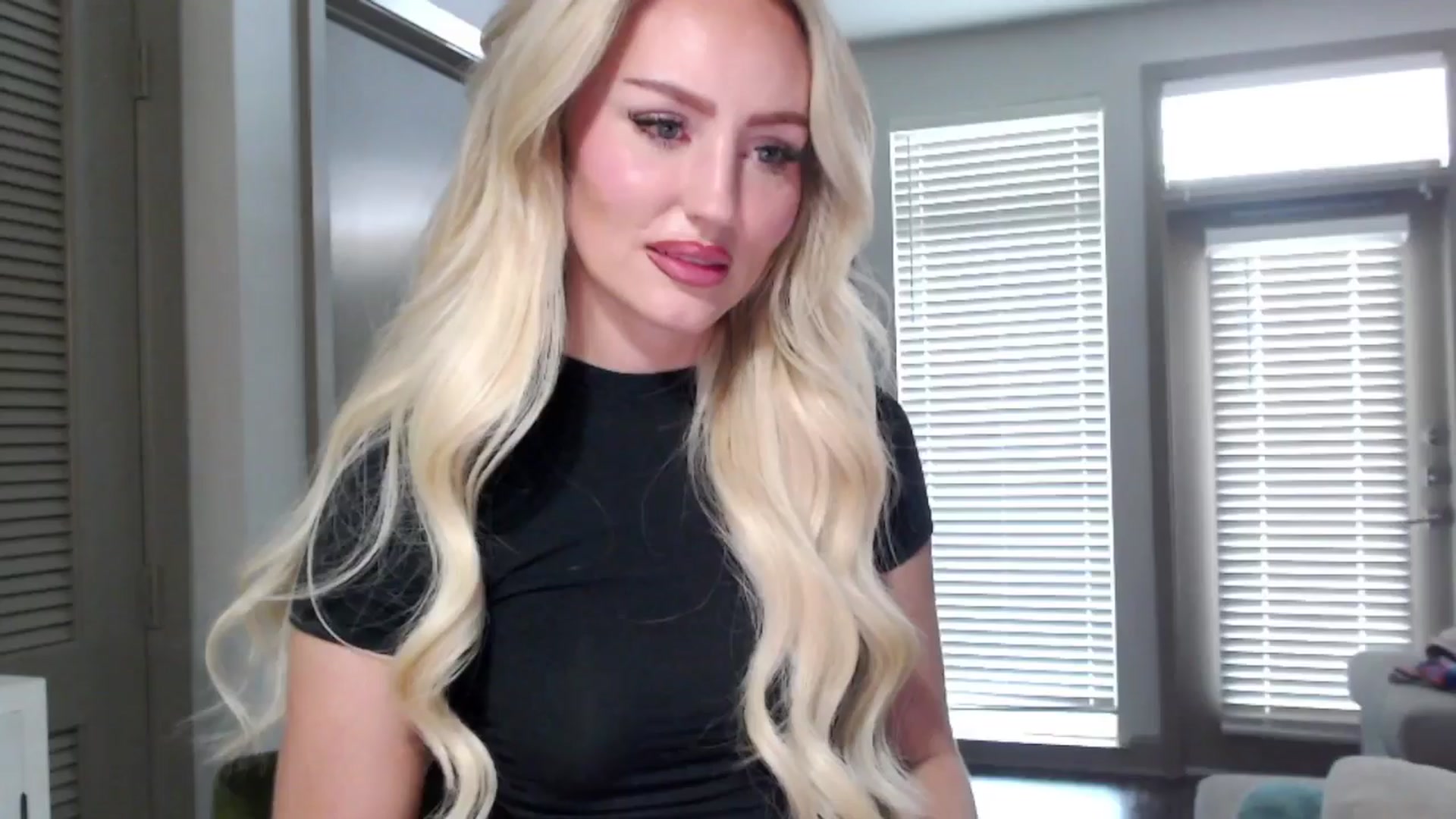 Gallery image thumbnail from Officialelsa's myfreecams stream on, 10/30/2024, 21:04 image 20 of 20