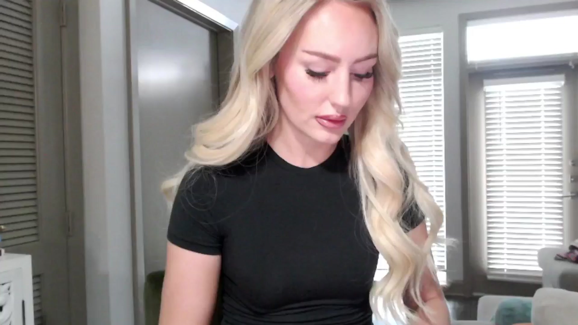 Gallery image thumbnail from Officialelsa's myfreecams stream on, 10/30/2024, 21:04 image 3 of 20