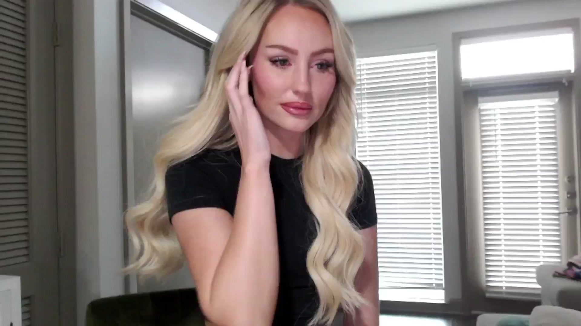 Gallery image thumbnail from Officialelsa's myfreecams stream on, 10/30/2024, 21:04 image 8 of 20