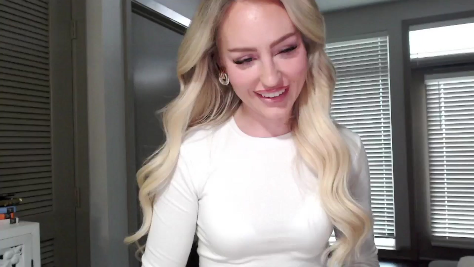 Gallery image thumbnail from Officialelsa's myfreecams stream on, 11/08/2024, 21:50 image 17 of 20