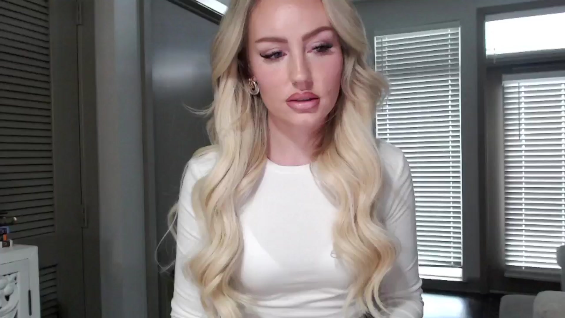 Gallery image thumbnail from Officialelsa's myfreecams stream on, 11/08/2024, 21:50 image 3 of 20