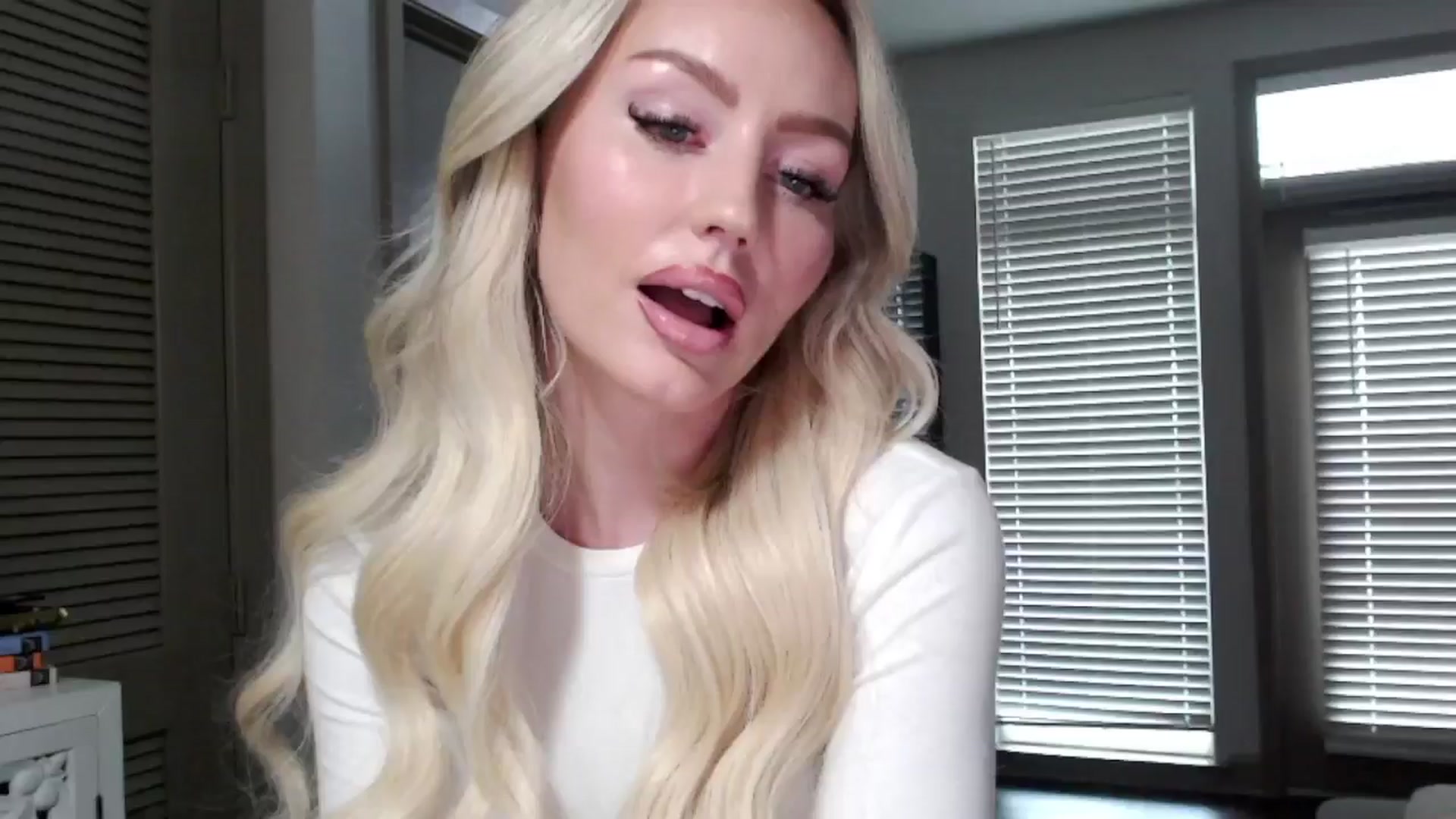 Gallery image thumbnail from Officialelsa's myfreecams stream on, 11/08/2024, 21:50 image 12 of 20