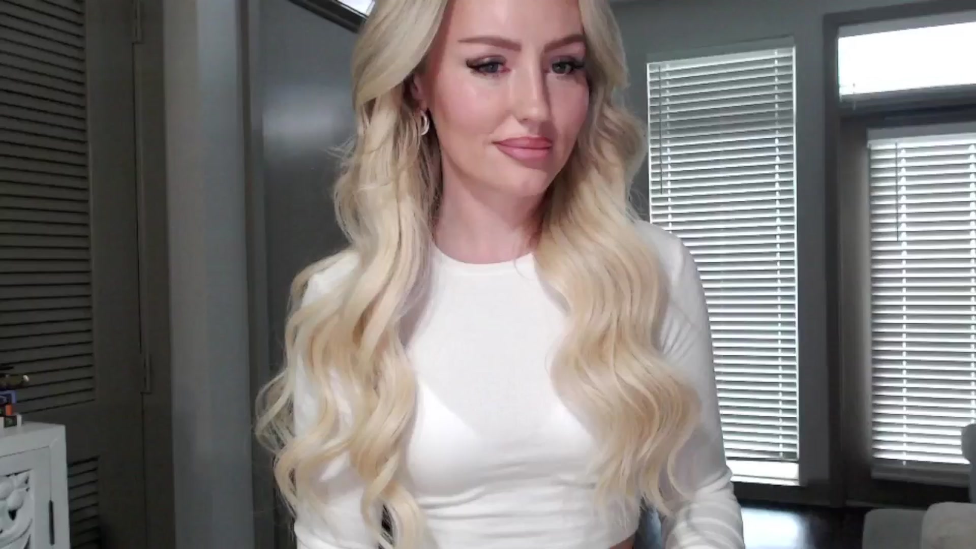 Gallery image thumbnail from Officialelsa's myfreecams stream on, 11/08/2024, 21:50 image 4 of 20