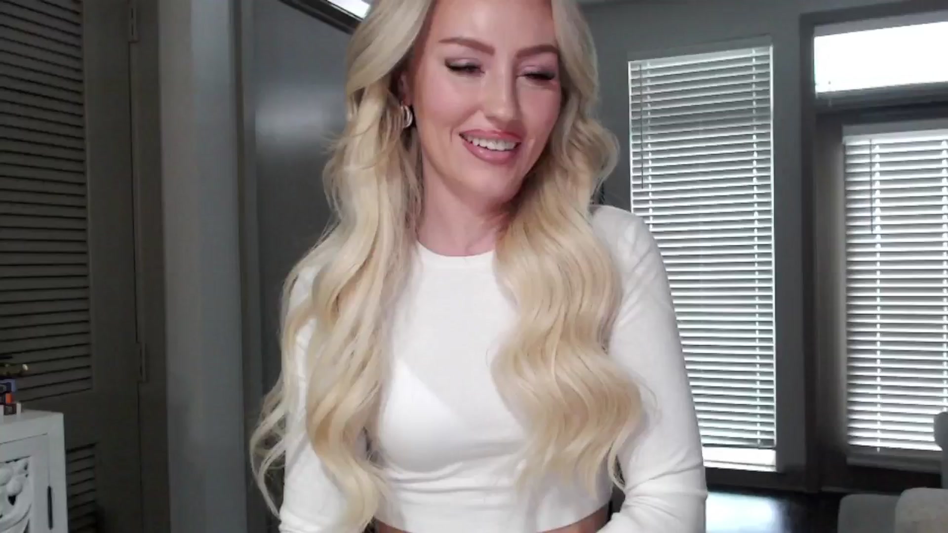 Gallery image thumbnail from Officialelsa's myfreecams stream on, 11/08/2024, 21:50 image 5 of 20