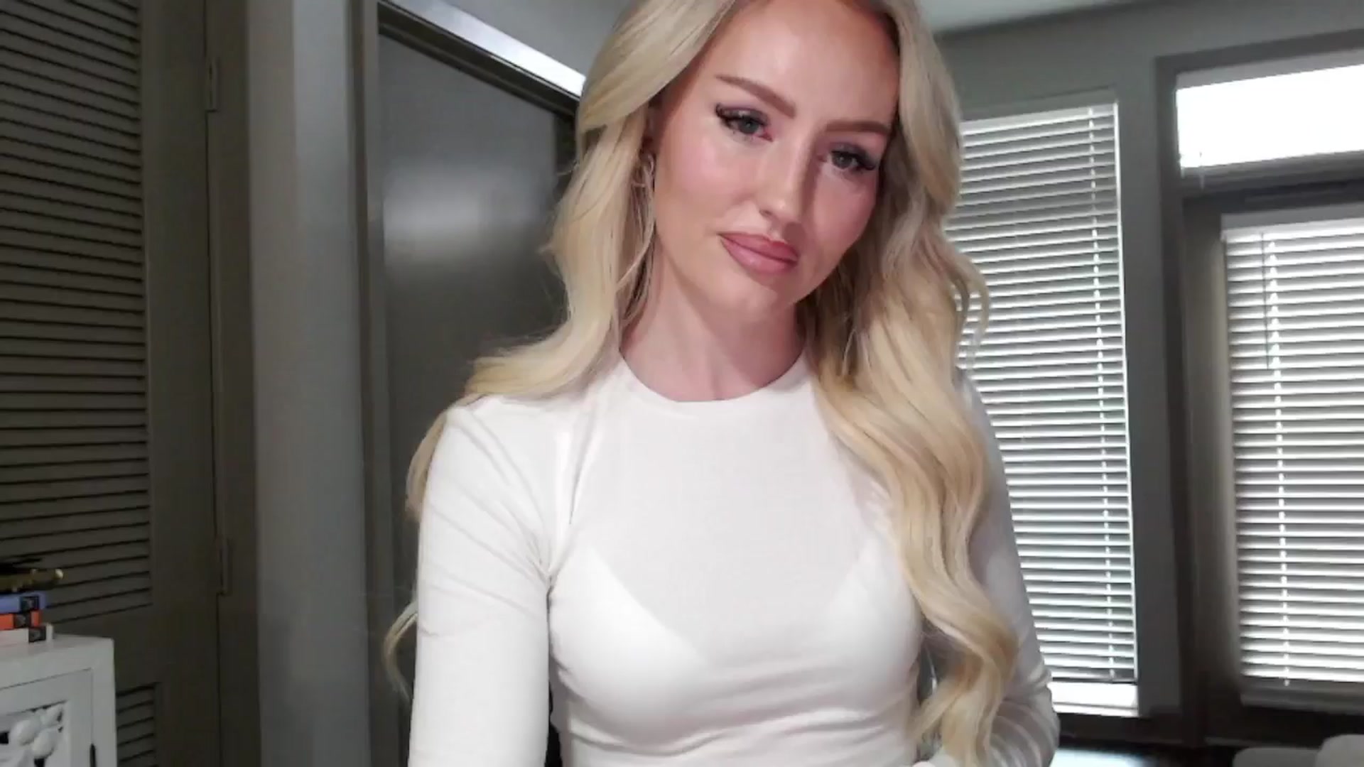 Gallery image thumbnail from Officialelsa's myfreecams stream on, 11/08/2024, 21:50 image 11 of 20