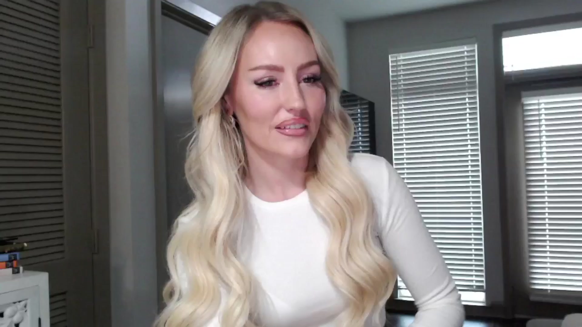 Gallery image thumbnail from Officialelsa's myfreecams stream on, 11/08/2024, 21:50 image 14 of 20