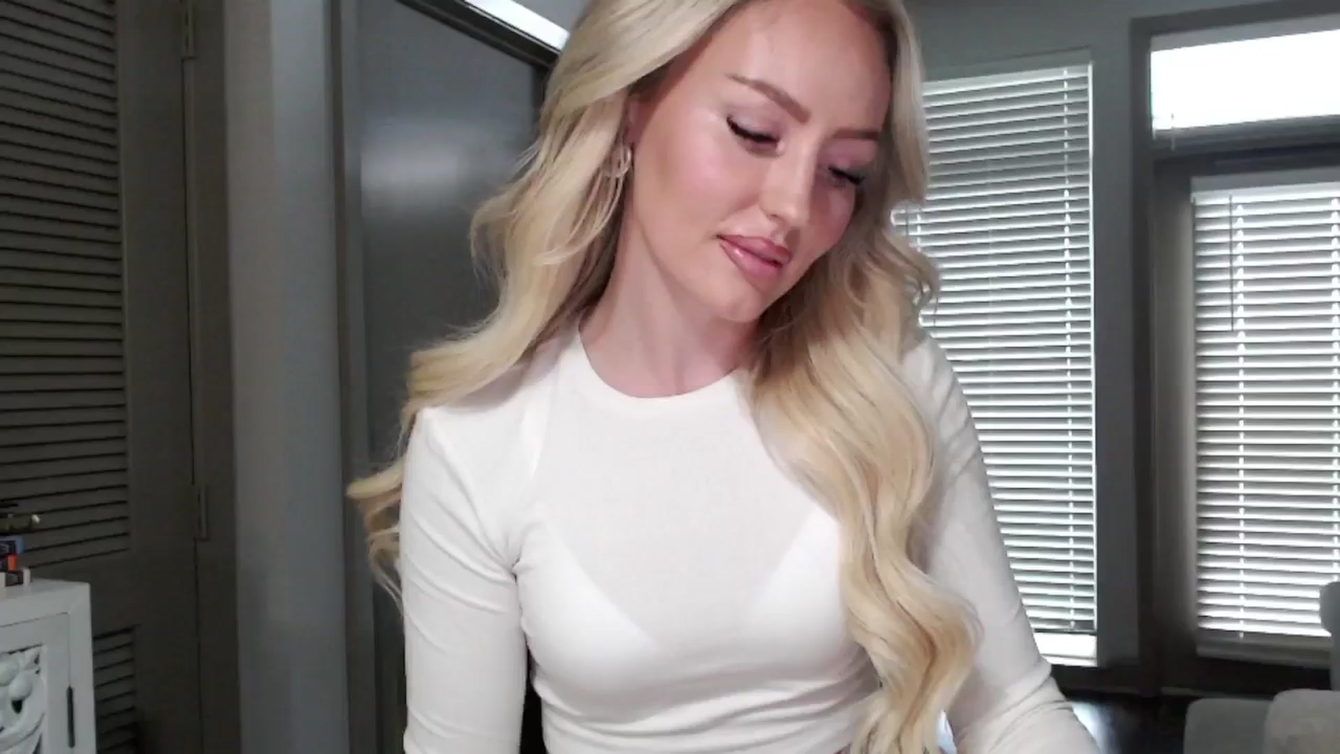 Gallery image thumbnail from Officialelsa's myfreecams stream on, 11/08/2024, 21:50 image 2 of 20