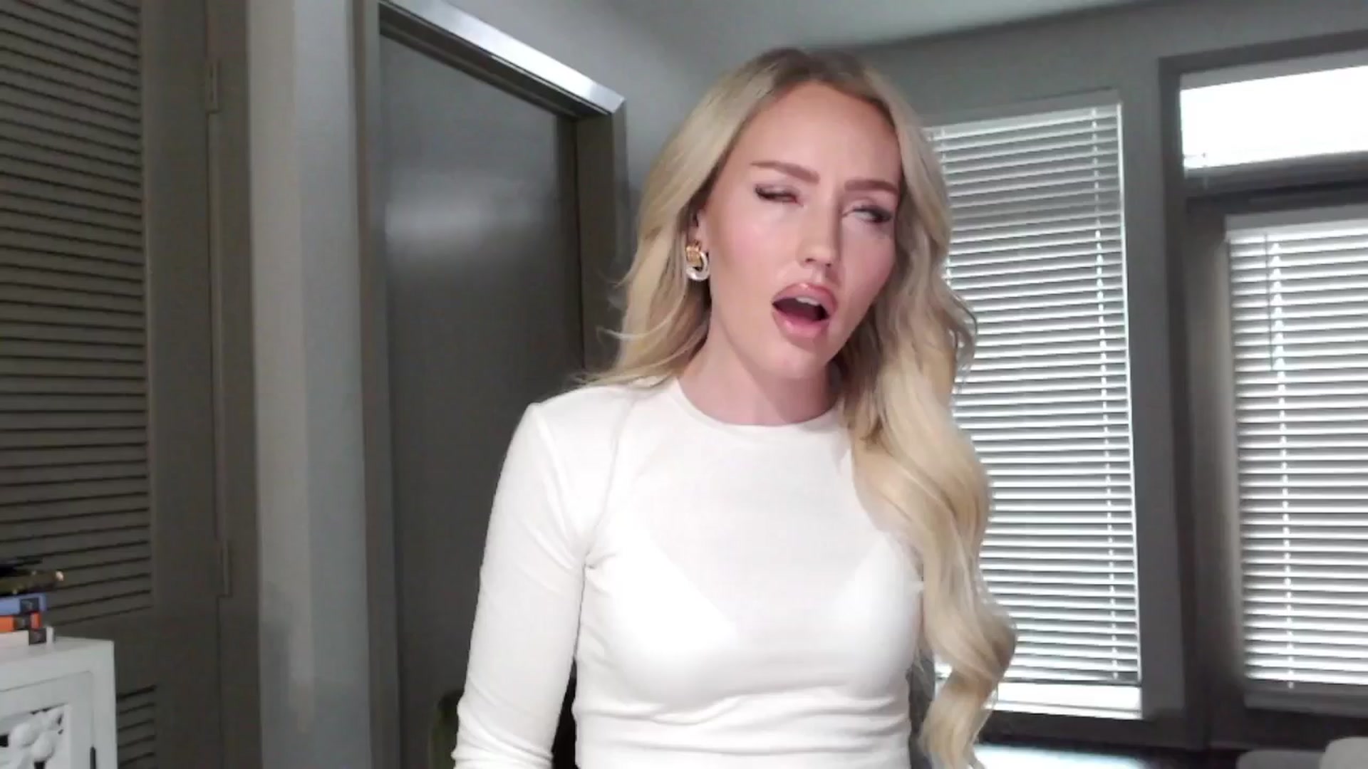 Gallery image thumbnail from Officialelsa's myfreecams stream on, 11/08/2024, 21:50 image 18 of 20