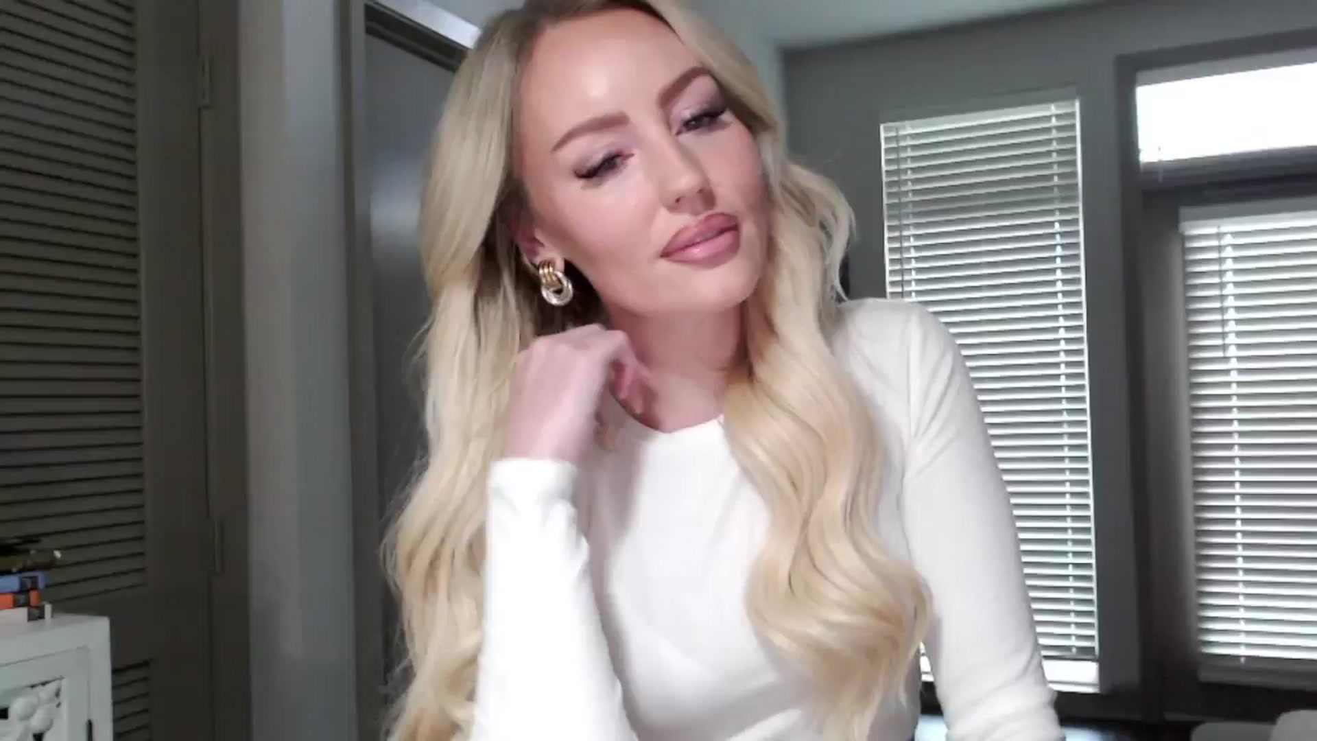 Gallery image thumbnail from Officialelsa's myfreecams stream on, 11/08/2024, 21:50 image 13 of 20
