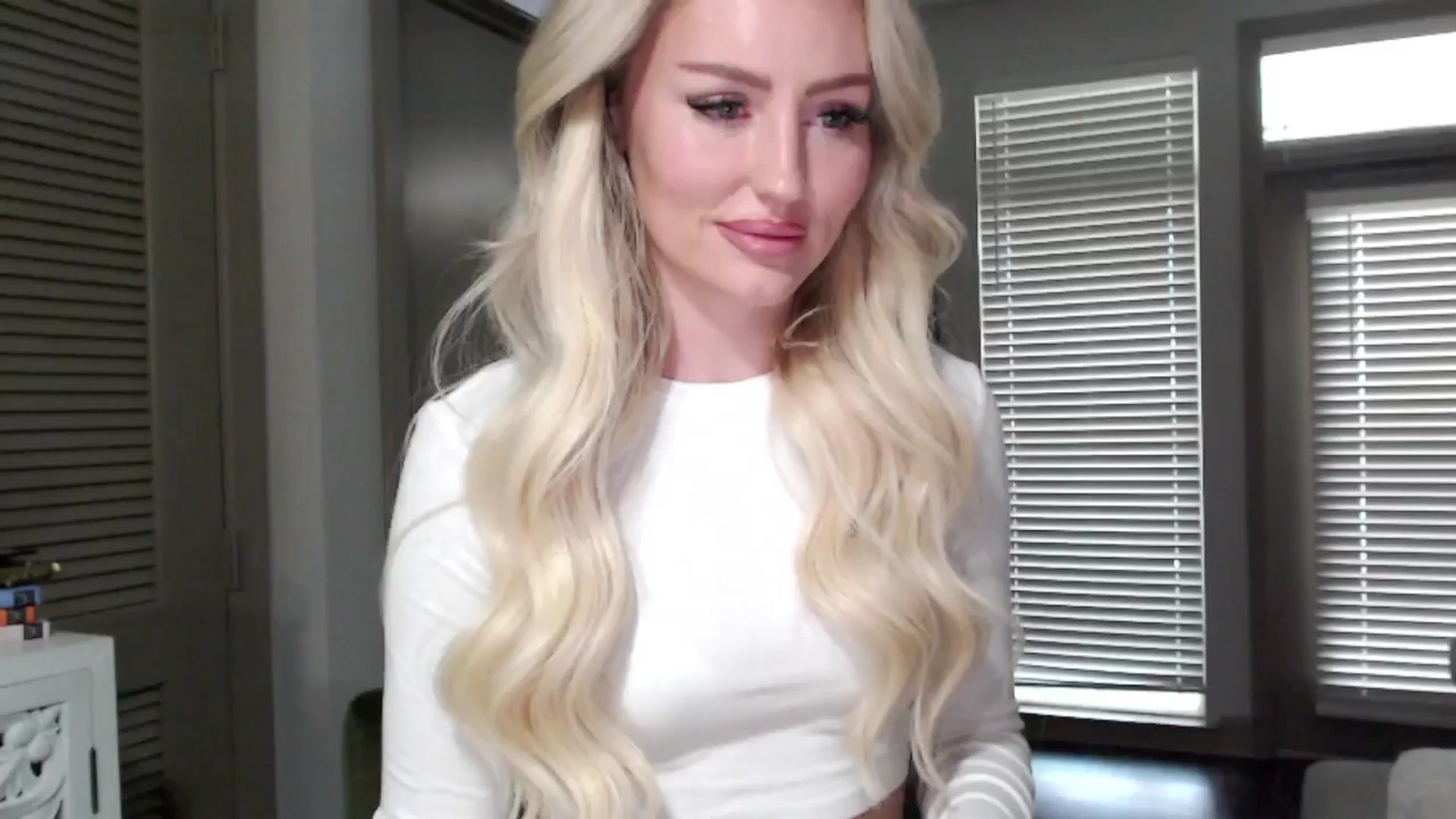 Gallery image thumbnail from Officialelsa's myfreecams stream on, 11/08/2024, 23:06 image 5 of 20