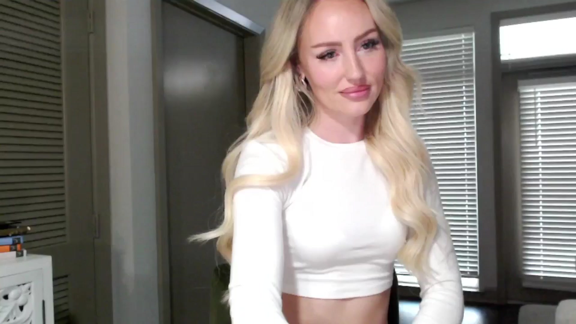 Gallery image thumbnail from Officialelsa's myfreecams stream on, 11/08/2024, 23:06 image 9 of 20
