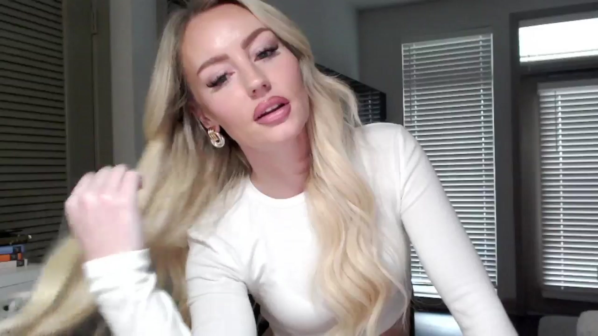 Gallery image thumbnail from Officialelsa's myfreecams stream on, 11/08/2024, 23:06 image 11 of 20