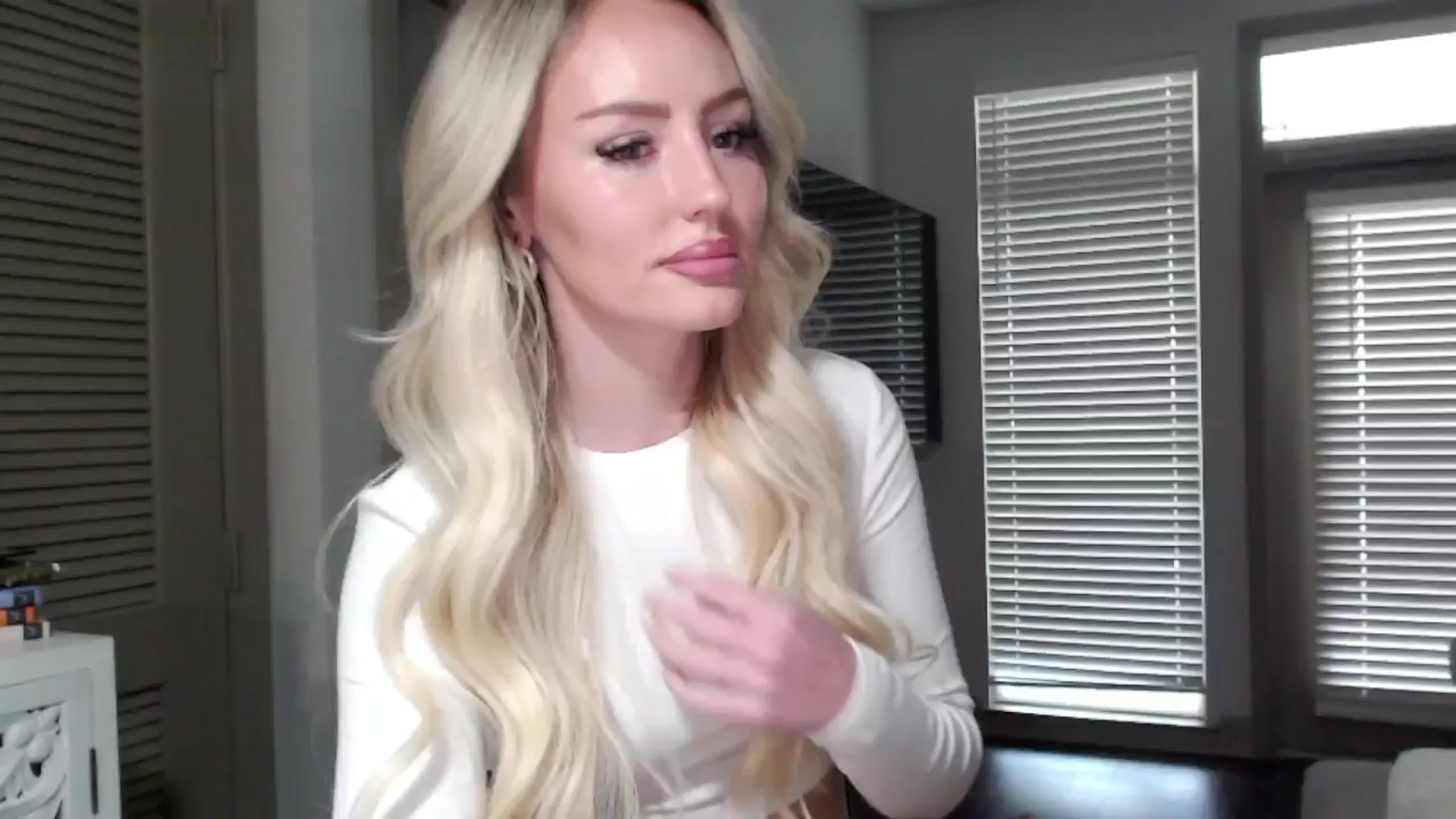 Gallery image thumbnail from Officialelsa's myfreecams stream on, 11/08/2024, 23:06 image 1 of 20