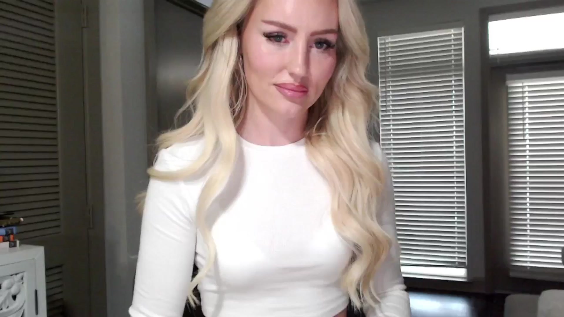 Gallery image thumbnail from Officialelsa's myfreecams stream on, 11/08/2024, 23:06 image 6 of 20