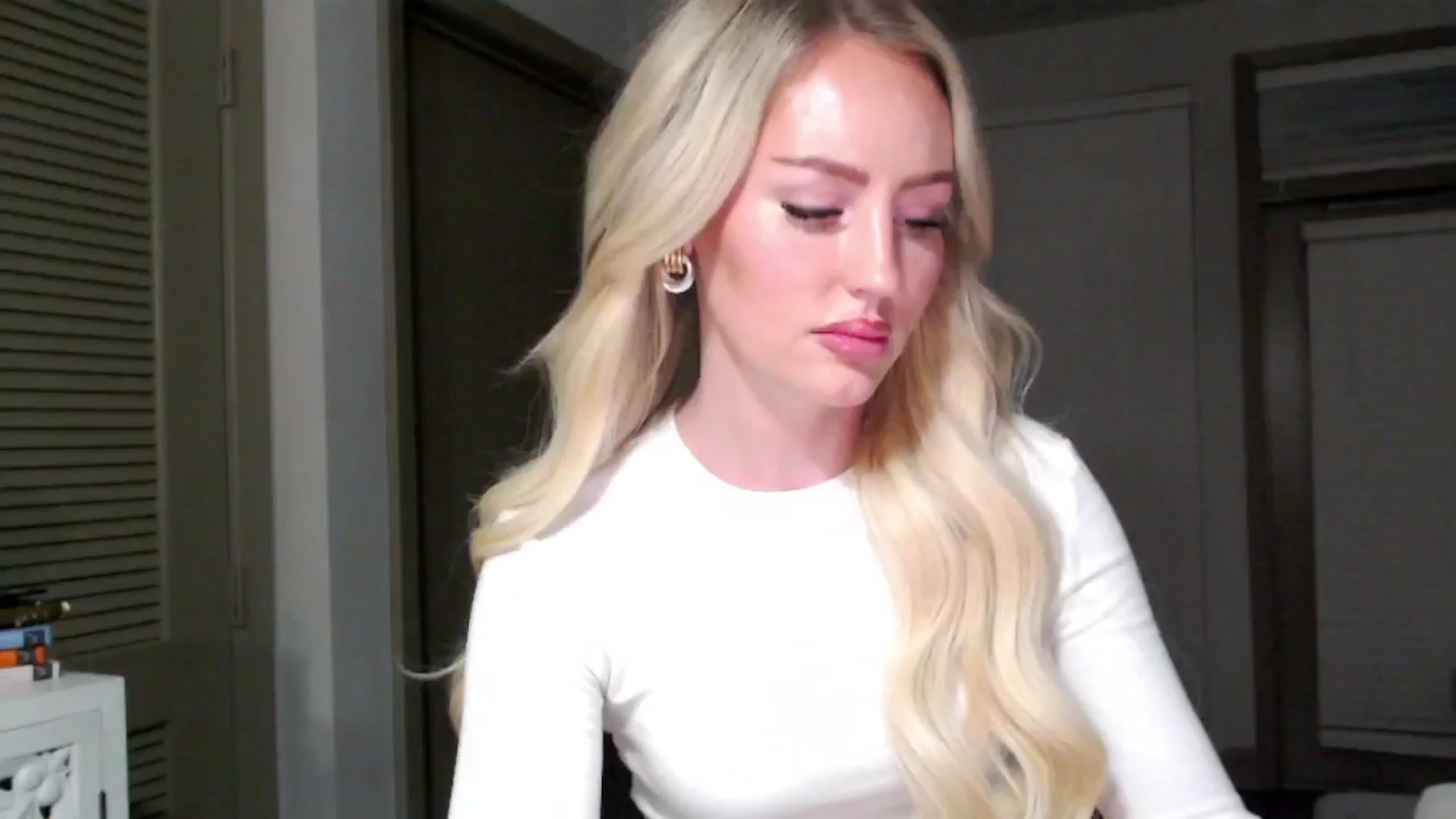 Gallery image thumbnail from Officialelsa's myfreecams stream on, 11/09/2024, 05:27 image 17 of 20