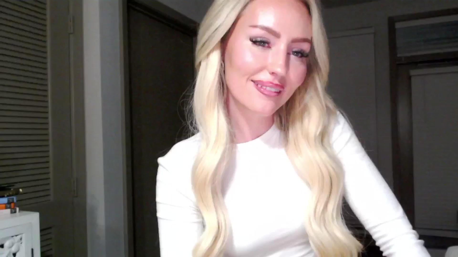 Gallery image thumbnail from Officialelsa's myfreecams stream on, 11/09/2024, 05:27 image 13 of 20