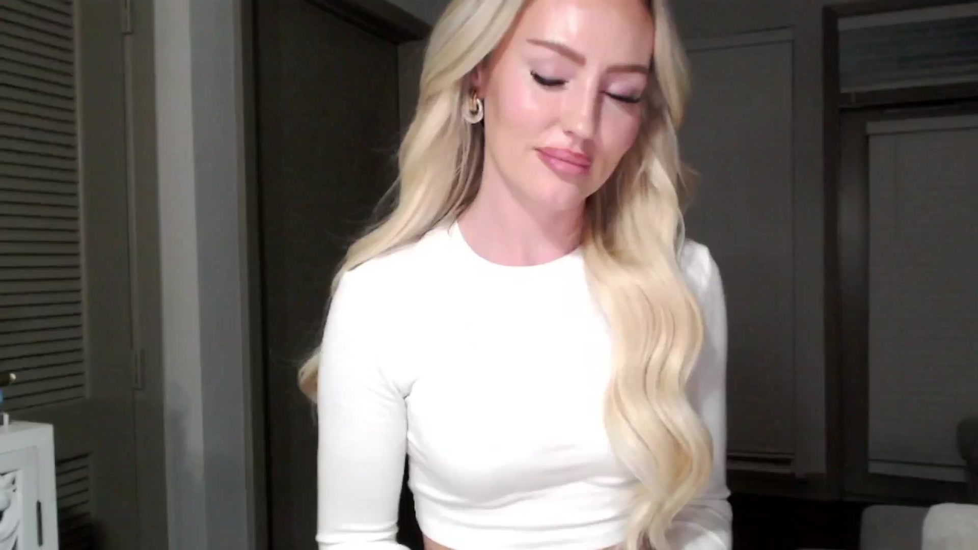 Gallery image thumbnail from Officialelsa's myfreecams stream on, 11/09/2024, 05:27 image 5 of 20