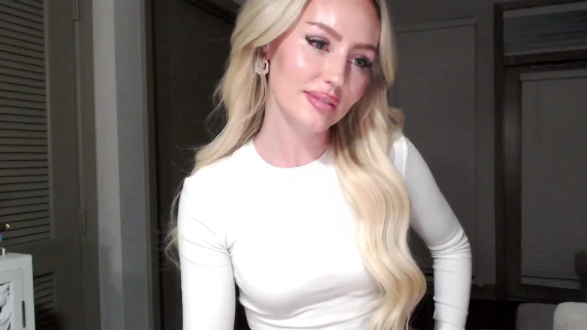 Gallery image thumbnail from Officialelsa's myfreecams stream on, 11/09/2024, 05:27 image 6 of 20