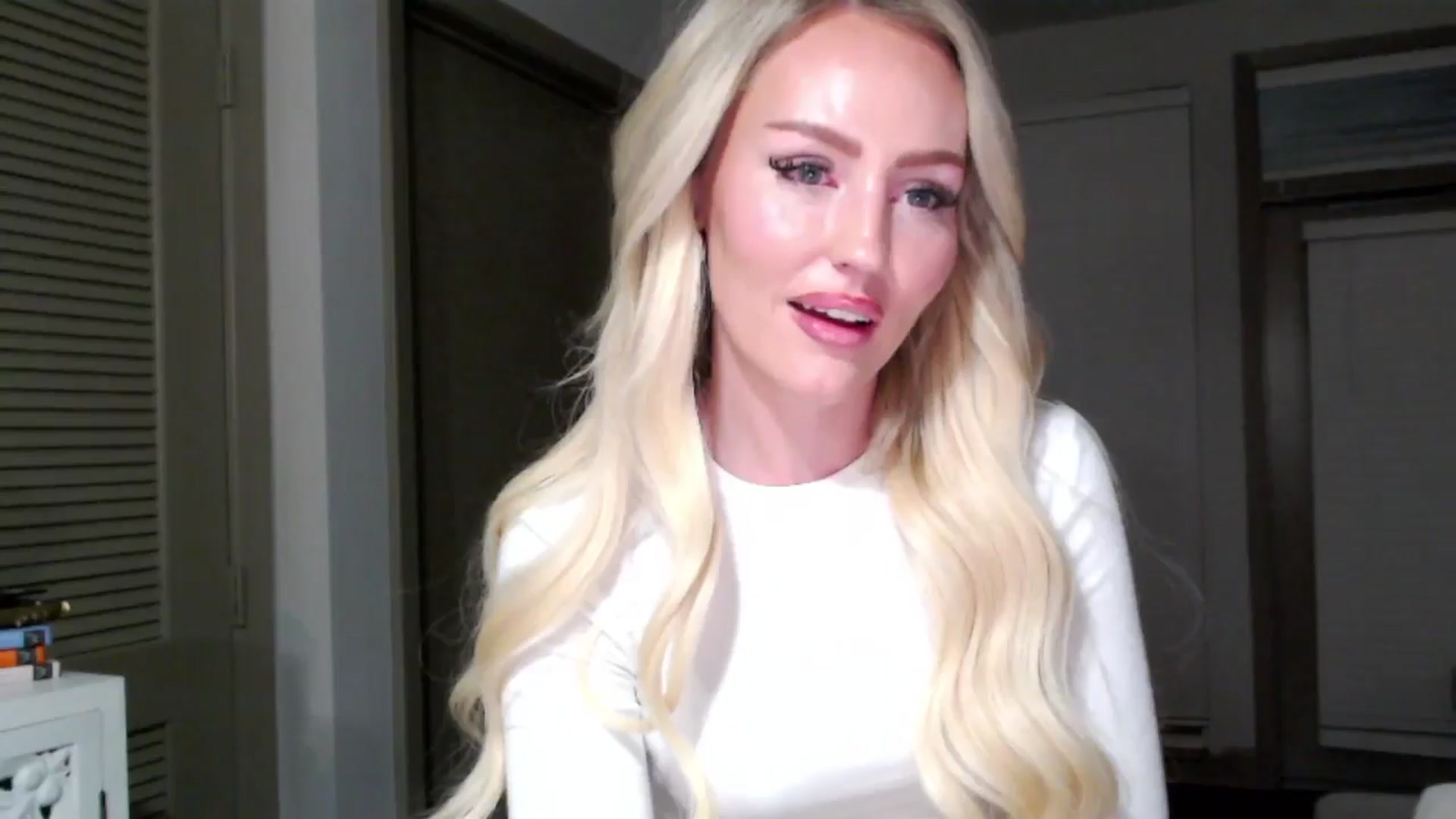 Gallery image thumbnail from Officialelsa's myfreecams stream on, 11/09/2024, 05:27 image 14 of 20
