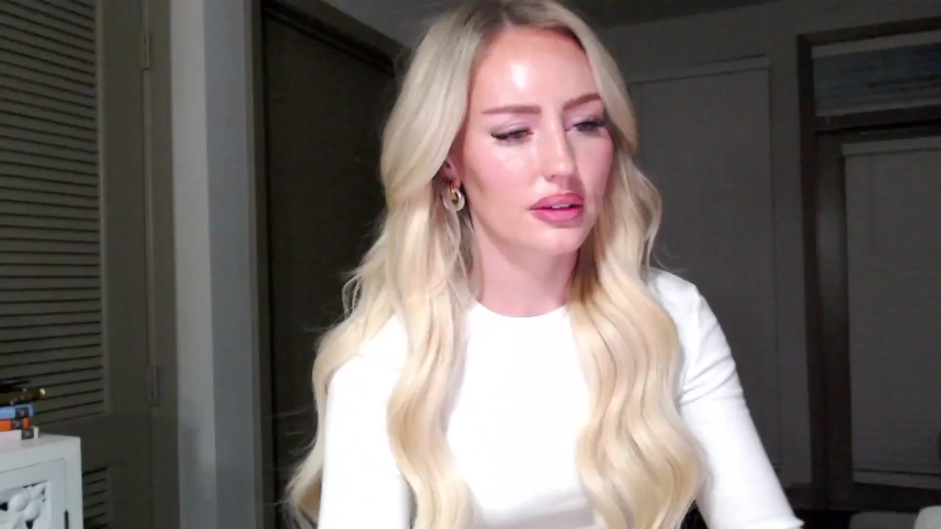 Gallery image thumbnail from Officialelsa's myfreecams stream on, 11/09/2024, 05:27 image 19 of 20