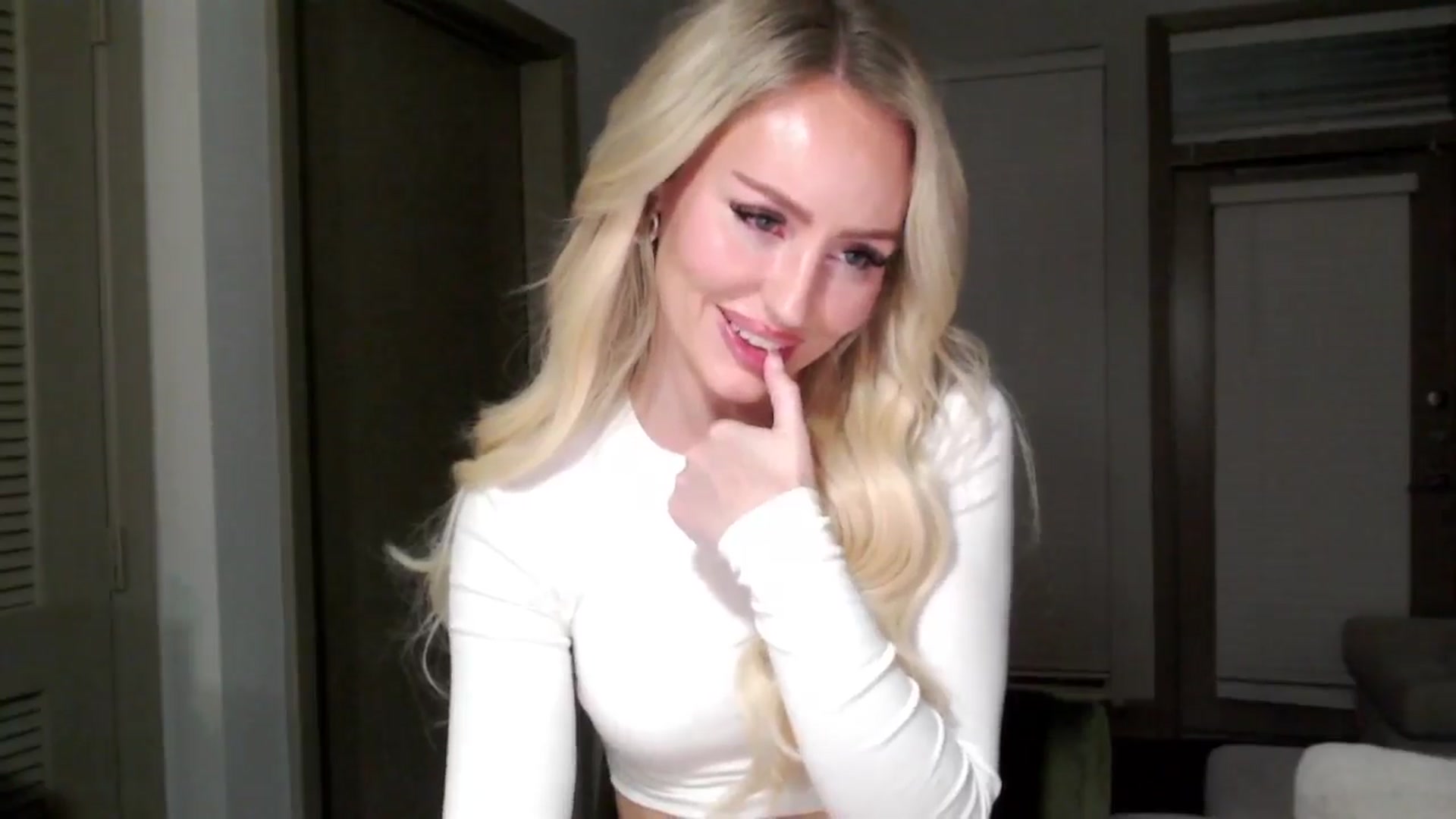 Gallery image thumbnail from Officialelsa's myfreecams stream on, 11/09/2024, 06:01 image 15 of 20