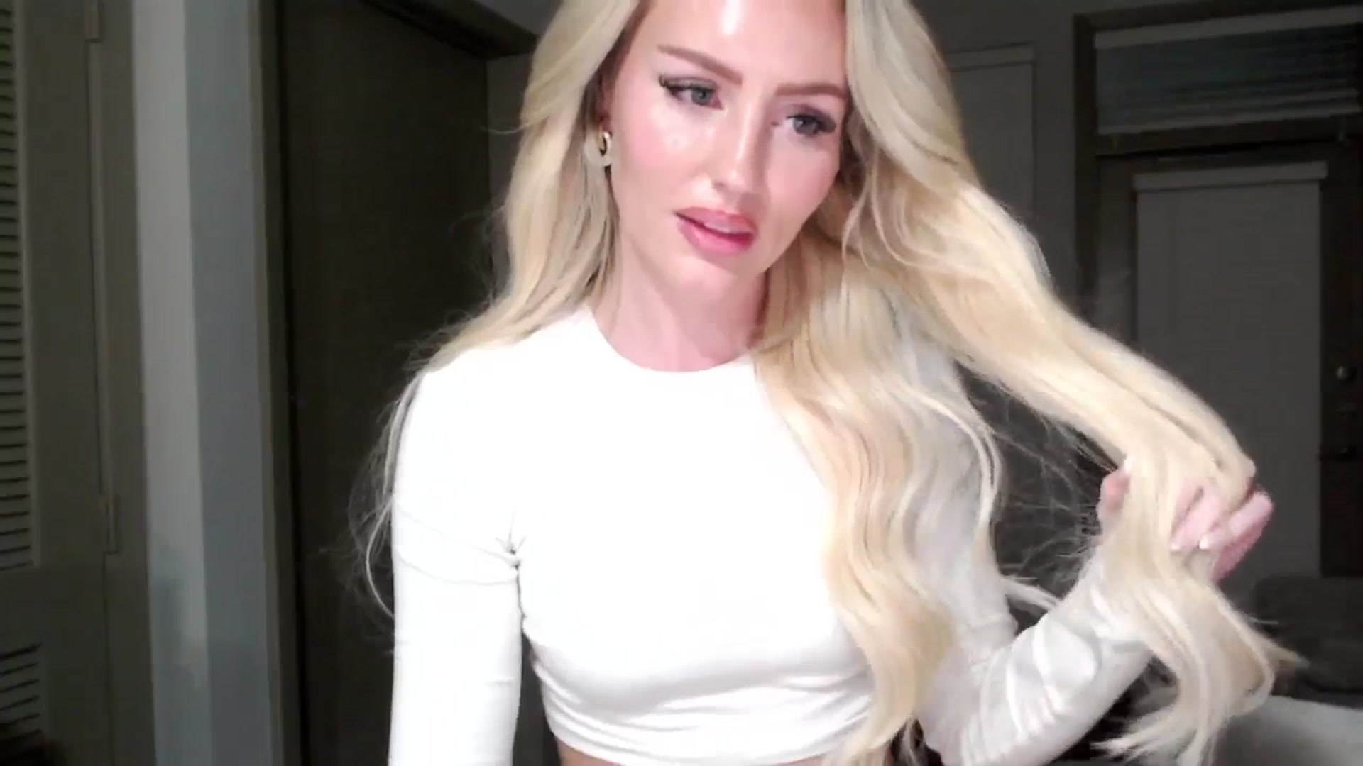 Gallery image thumbnail from Officialelsa's myfreecams stream on, 11/09/2024, 06:01 image 12 of 20