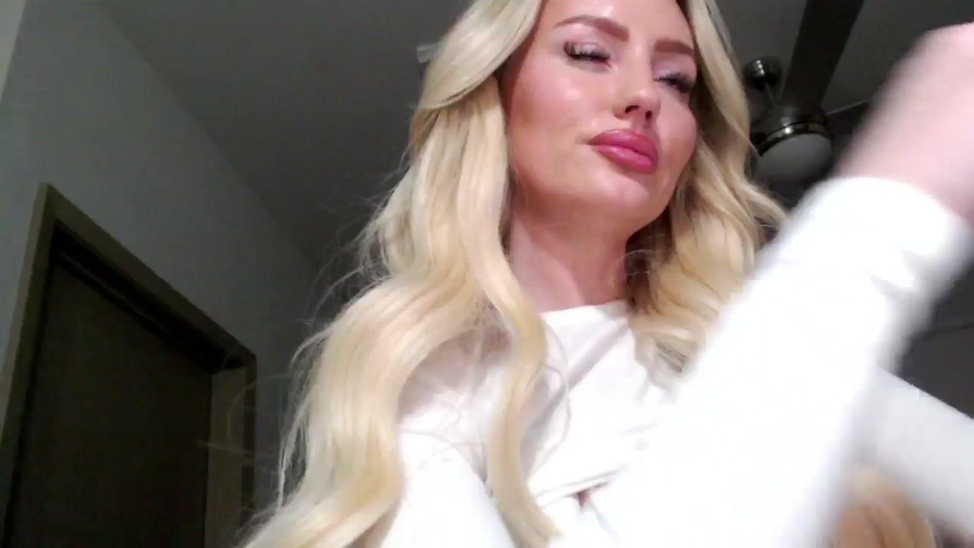 Gallery image thumbnail from Officialelsa's myfreecams stream on, 11/09/2024, 06:01 image 11 of 20