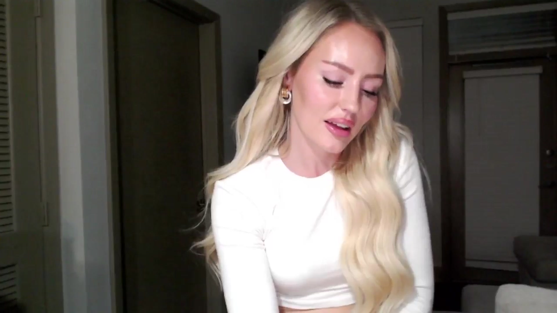 Gallery image thumbnail from Officialelsa's myfreecams stream on, 11/09/2024, 06:01 image 18 of 20