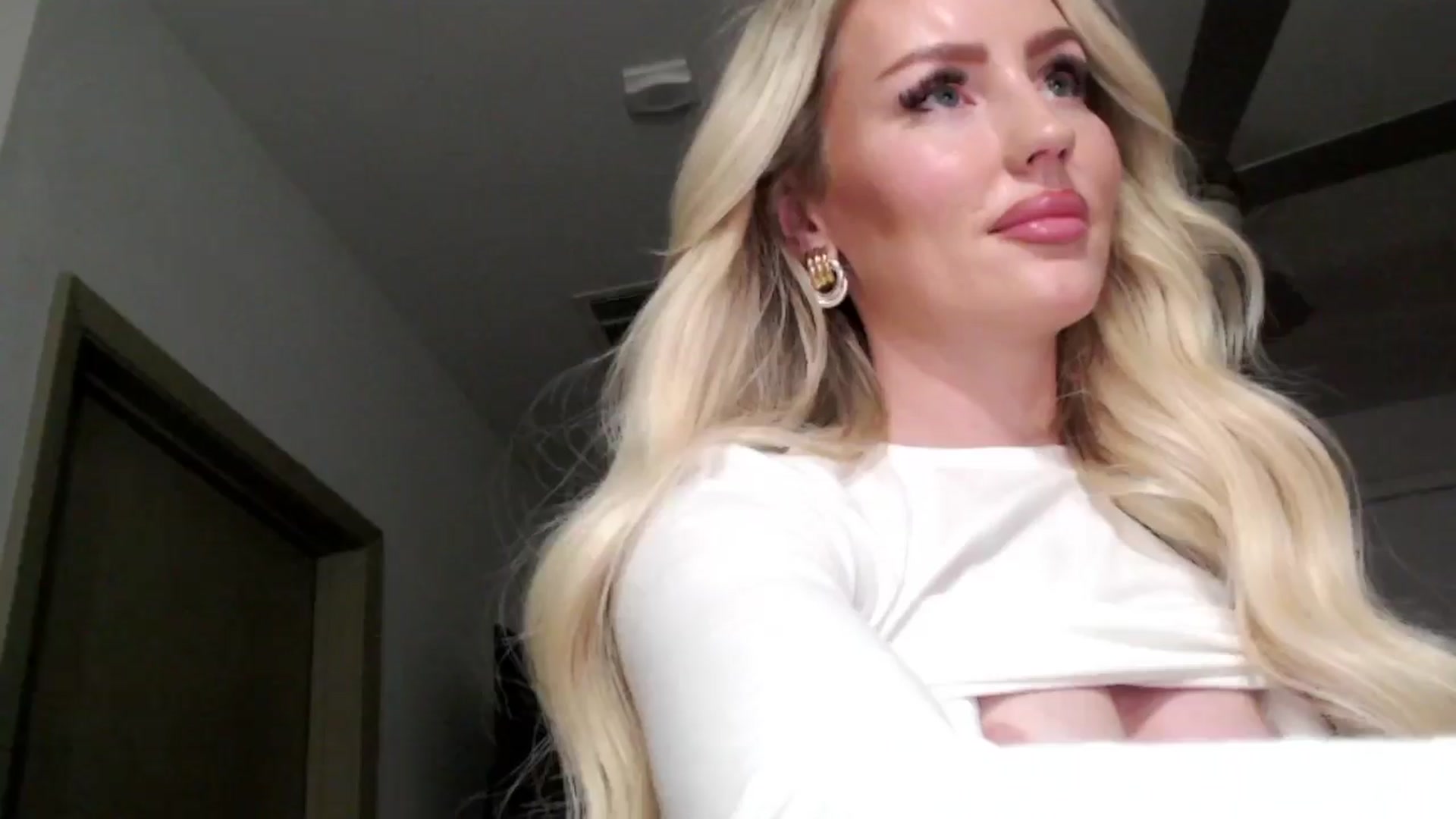 Gallery image thumbnail from Officialelsa's myfreecams stream on, 11/09/2024, 06:01 image 9 of 20