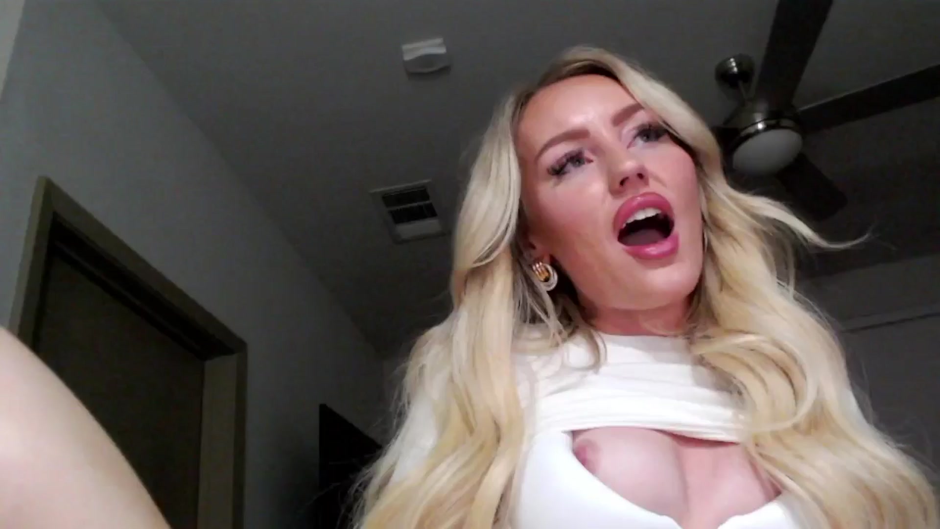 Gallery image thumbnail from Officialelsa's myfreecams stream on, 11/09/2024, 06:01 image 6 of 20