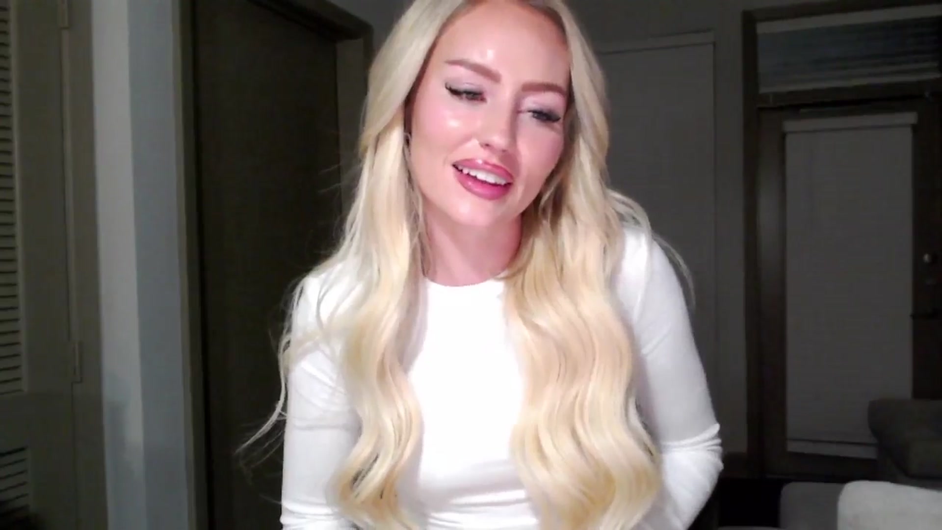 Gallery image thumbnail from Officialelsa's myfreecams stream on, 11/09/2024, 06:01 image 16 of 20