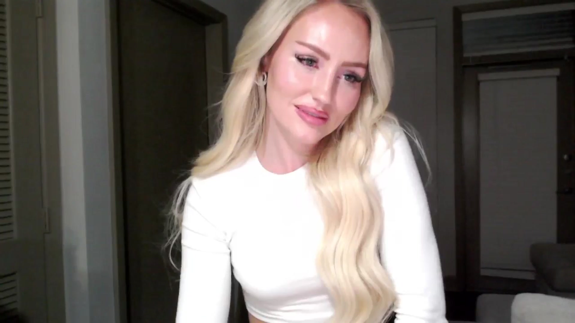 Gallery image thumbnail from Officialelsa's myfreecams stream on, 11/09/2024, 06:01 image 14 of 20