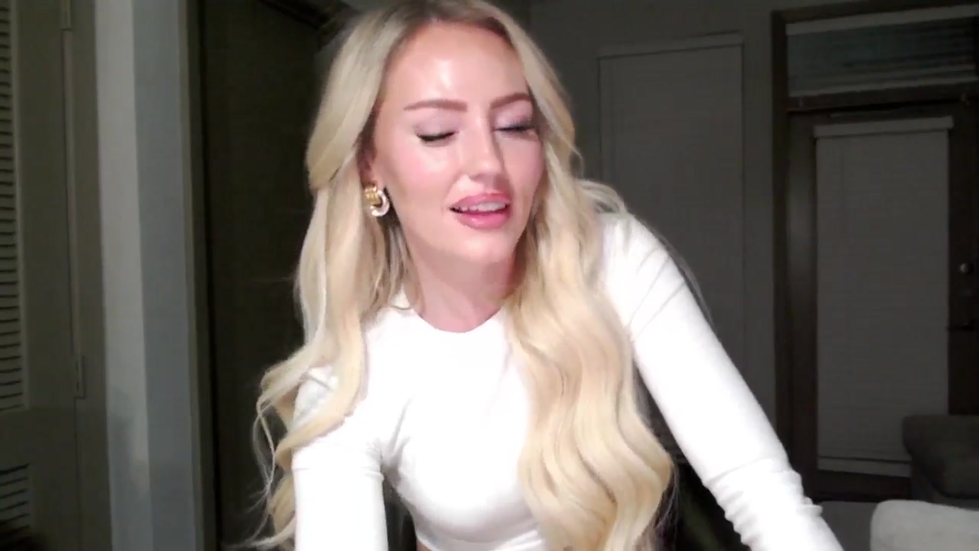 Gallery image thumbnail from Officialelsa's myfreecams stream on, 11/09/2024, 06:01 image 19 of 20