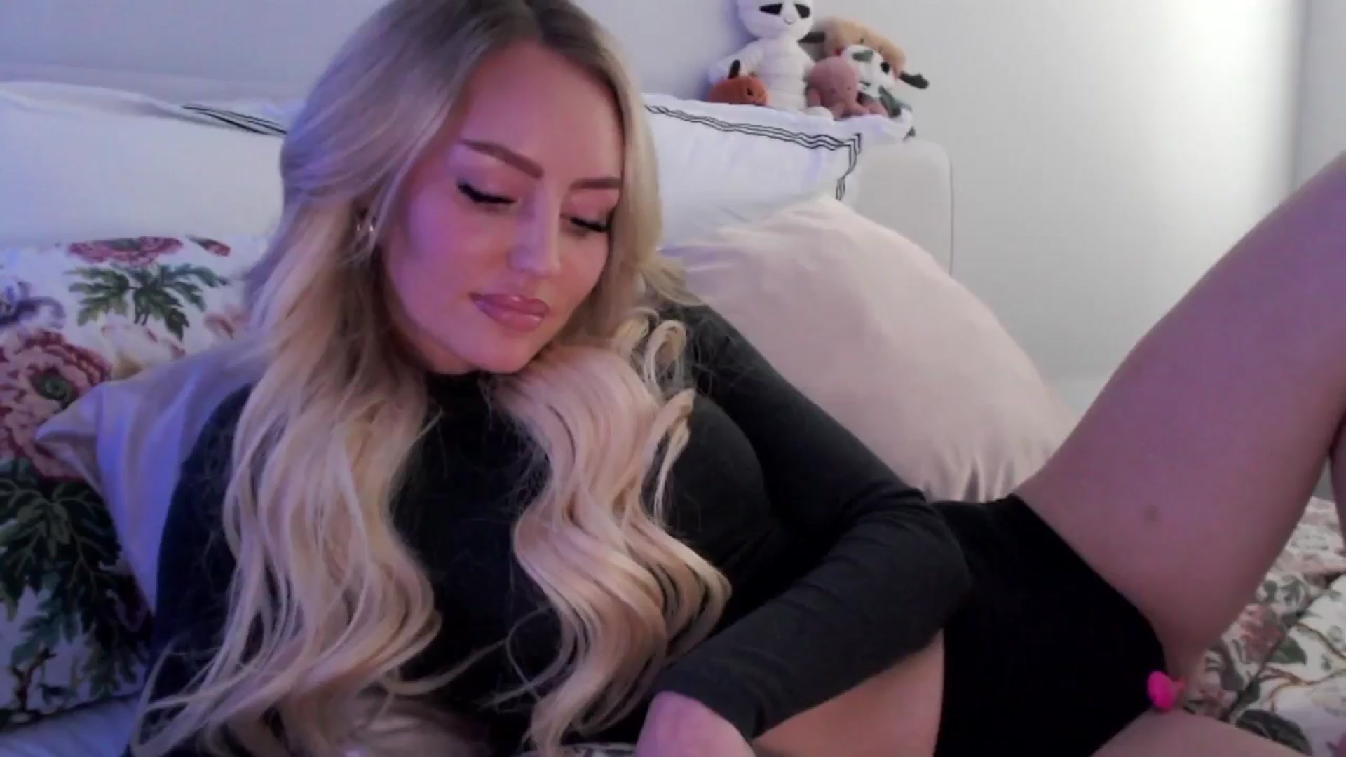 Gallery image thumbnail from Officialelsa's myfreecams stream on, 11/09/2024, 22:16 image 8 of 20