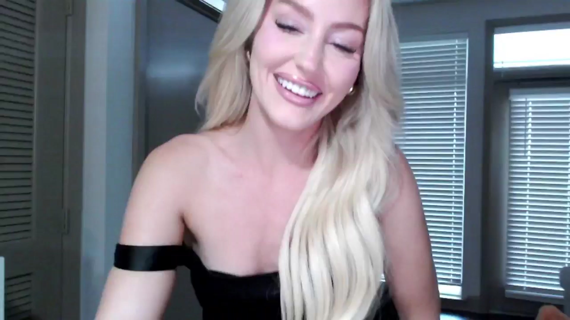 Gallery image thumbnail from Officialelsa's myfreecams stream on, 11/16/2024, 23:20 image 4 of 20