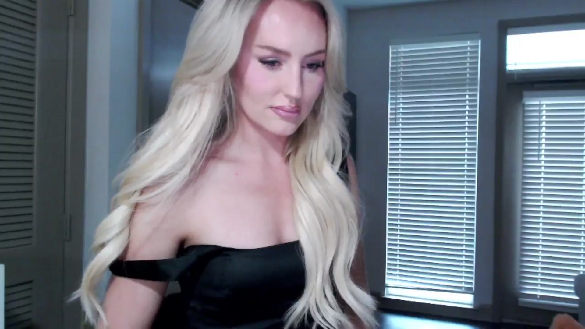 Gallery image thumbnail from Officialelsa's myfreecams stream on, 11/16/2024, 23:20 image 3 of 20