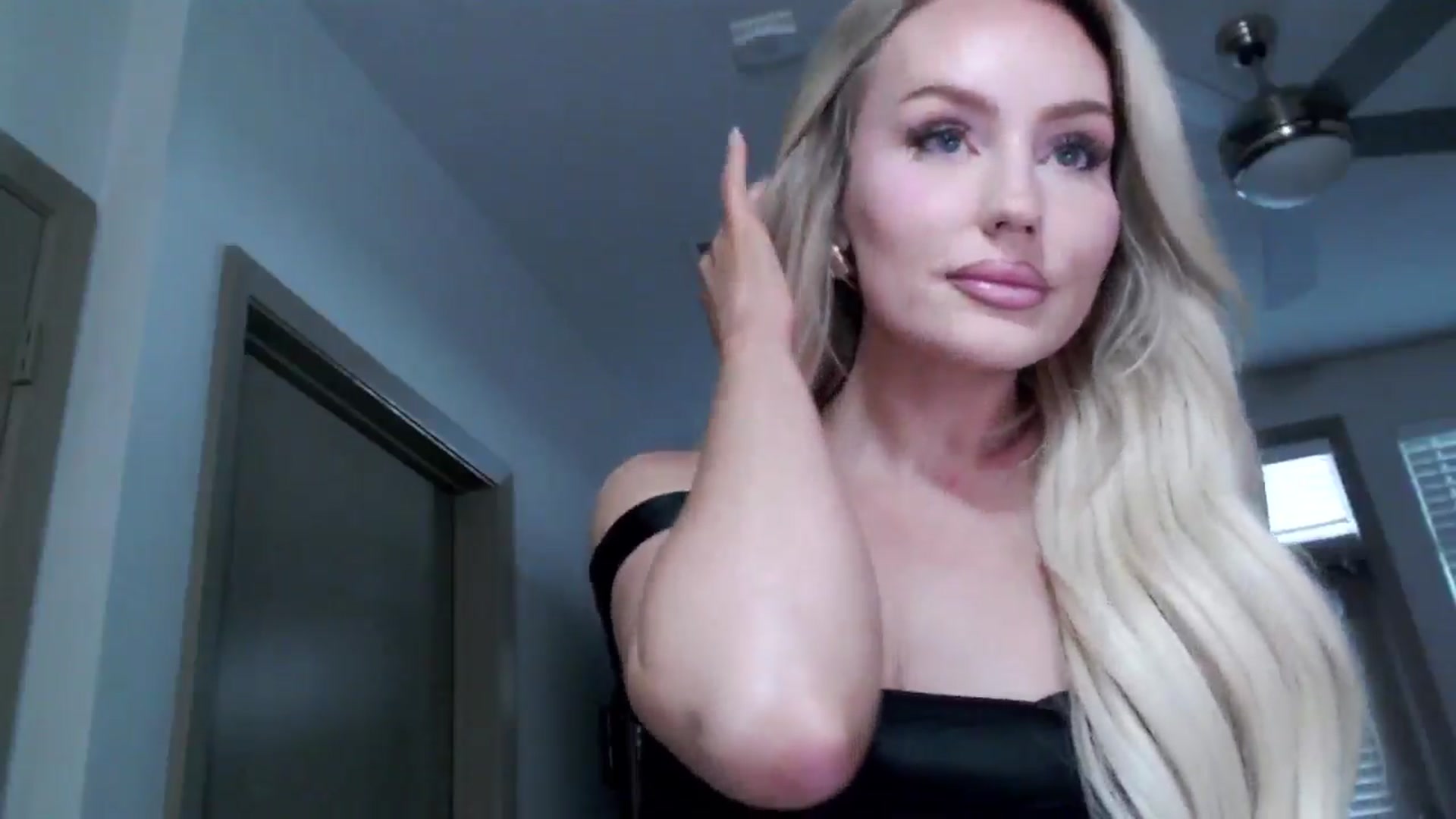 Gallery image thumbnail from Officialelsa's myfreecams stream on, 11/16/2024, 23:20 image 14 of 20