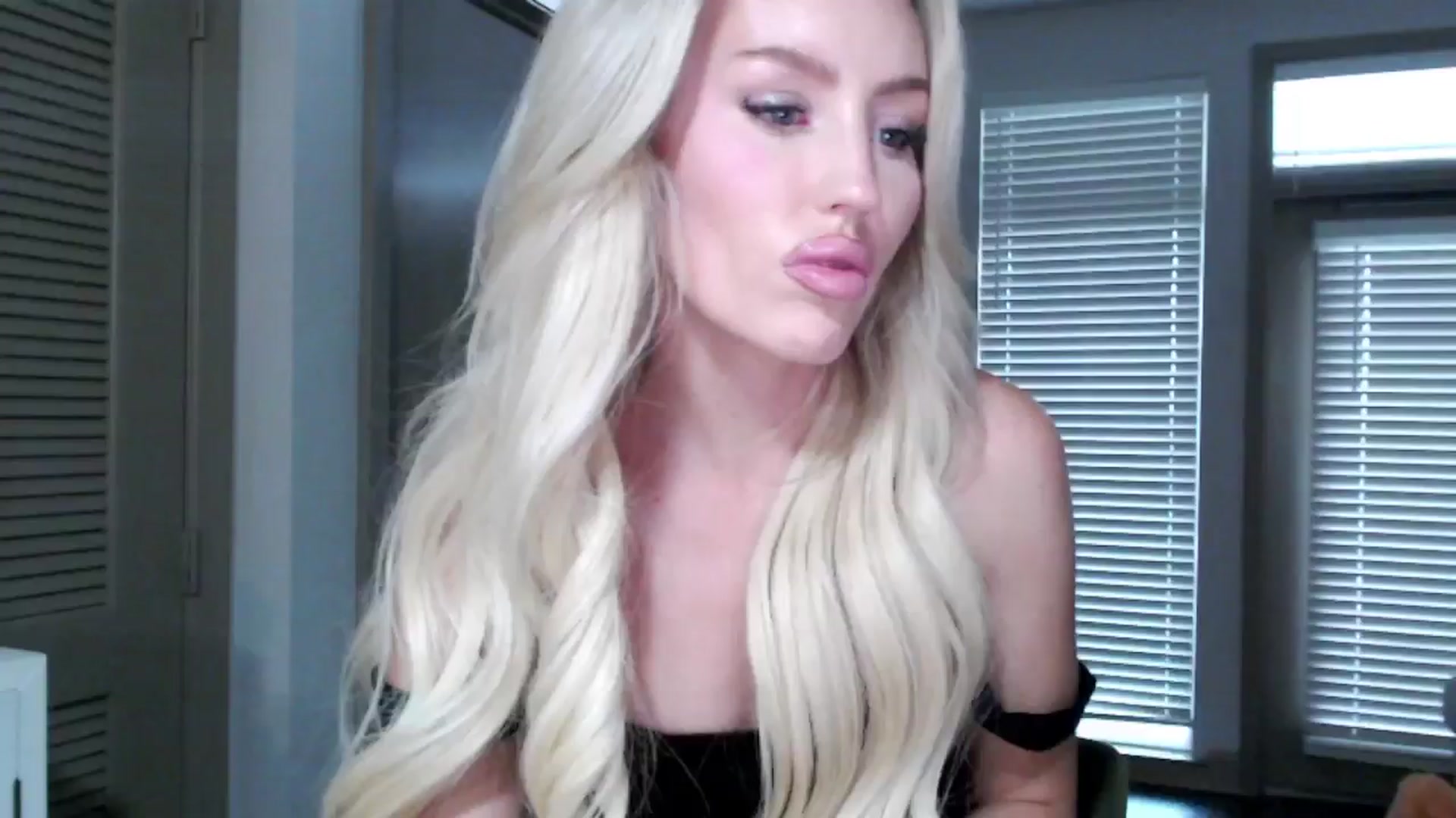 Gallery image thumbnail from Officialelsa's myfreecams stream on, 11/16/2024, 23:20 image 7 of 20