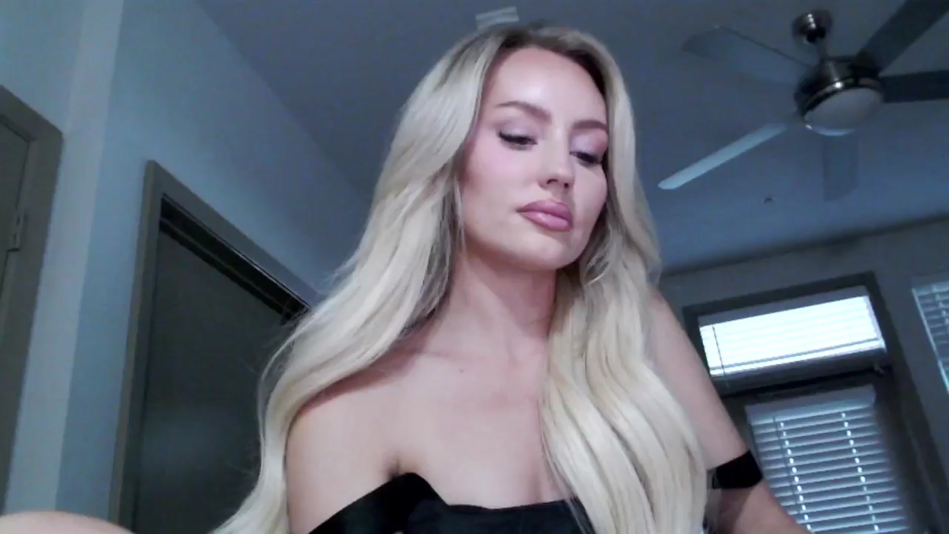 Gallery image thumbnail from Officialelsa's myfreecams stream on, 11/16/2024, 23:20 image 17 of 20
