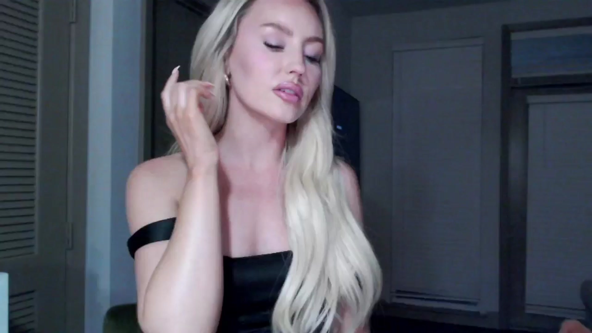 Gallery image thumbnail from Officialelsa's myfreecams stream on, 11/16/2024, 23:54 image 20 of 20