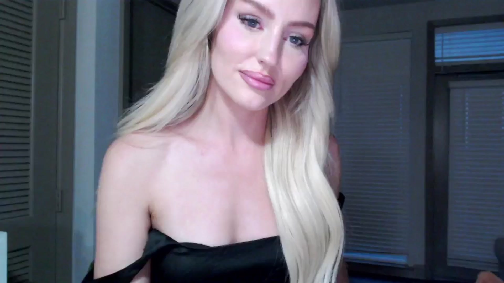 Gallery image thumbnail from Officialelsa's myfreecams stream on, 11/16/2024, 23:54 image 11 of 20