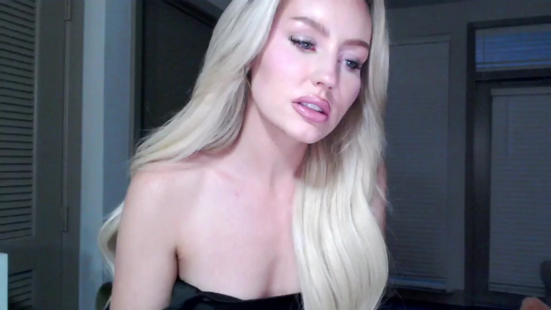 Gallery image thumbnail from Officialelsa's myfreecams stream on, 11/16/2024, 23:54 image 15 of 20