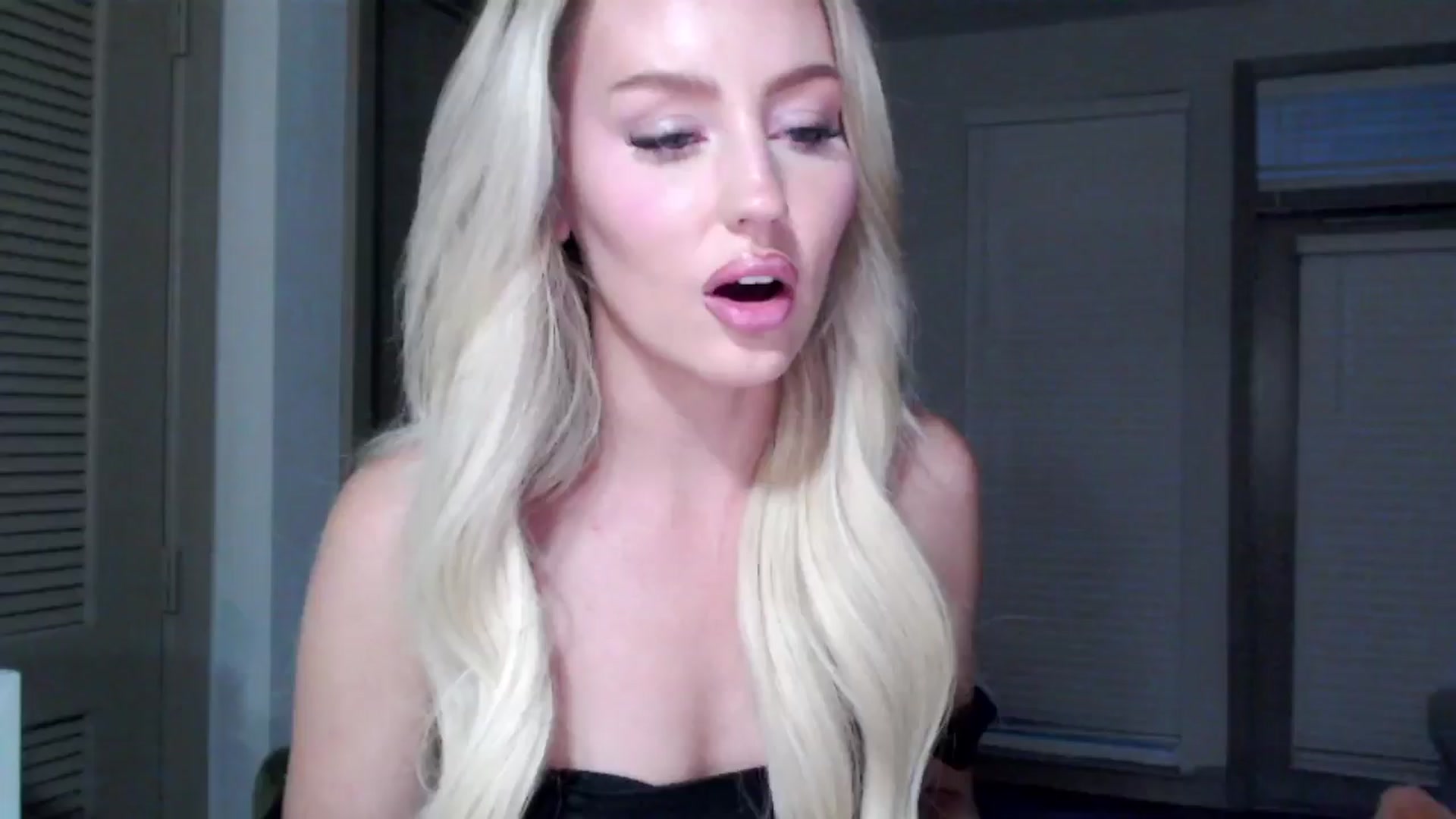 Gallery image thumbnail from Officialelsa's myfreecams stream on, 11/16/2024, 23:54 image 16 of 20