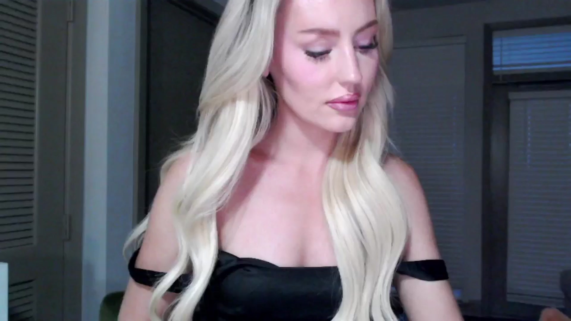 Gallery image thumbnail from Officialelsa's myfreecams stream on, 11/16/2024, 23:54 image 12 of 20
